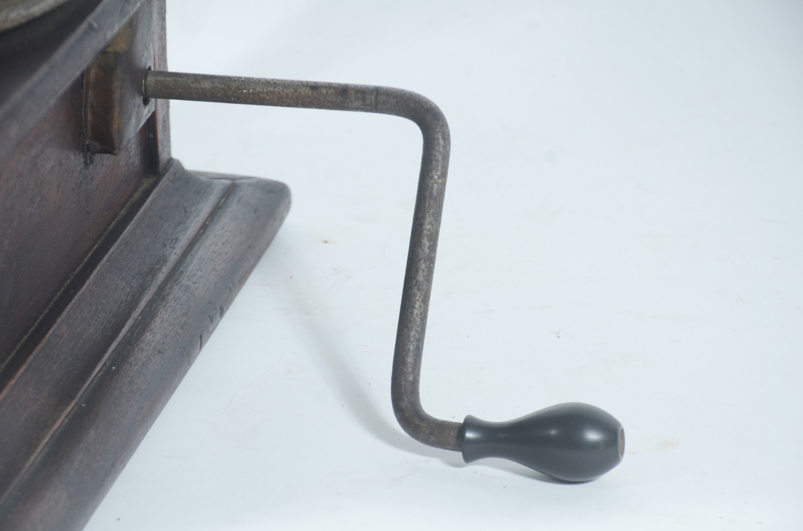Antigo gramofone com caixa de madeira e metal. Com oxidações e... - foto 6 de 11
