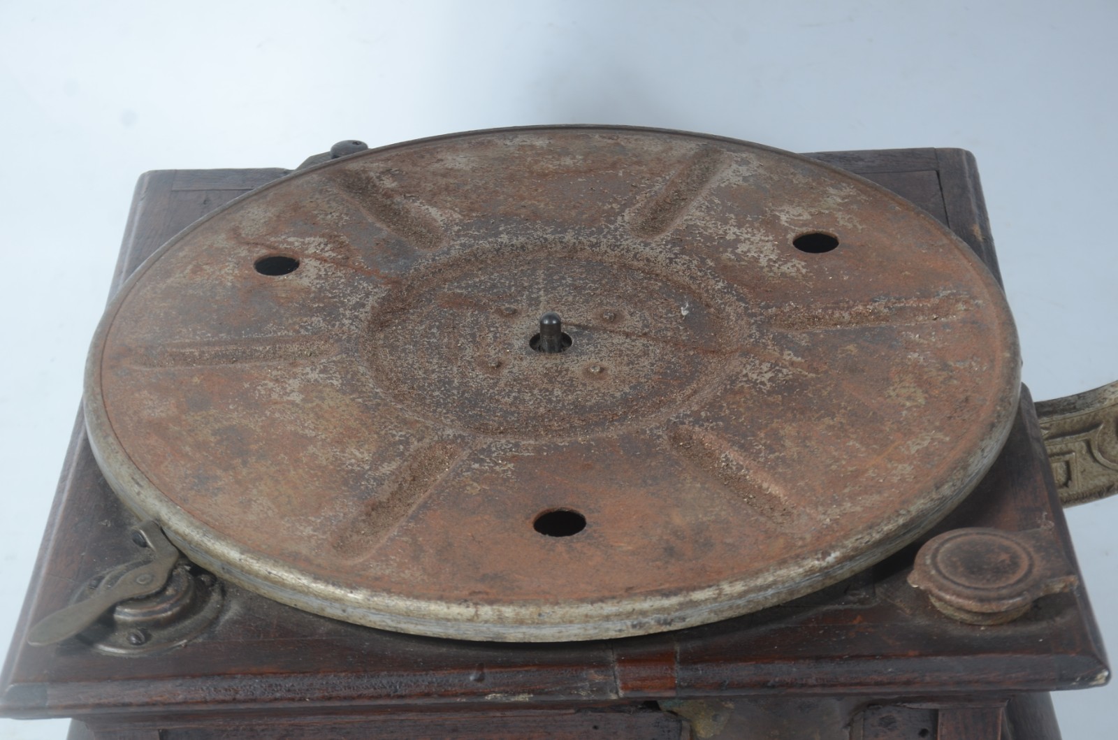 Antigo gramofone com caixa de madeira e metal. Com oxidações e... - foto 7 de 11