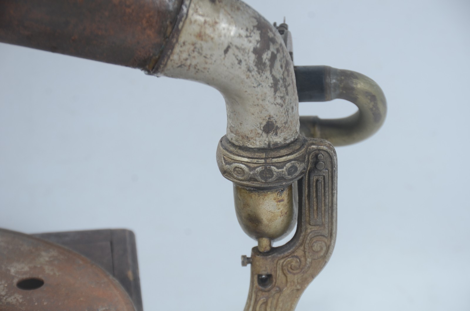 Antigo gramofone com caixa de madeira e metal. Com oxidações e... - foto 9 de 11