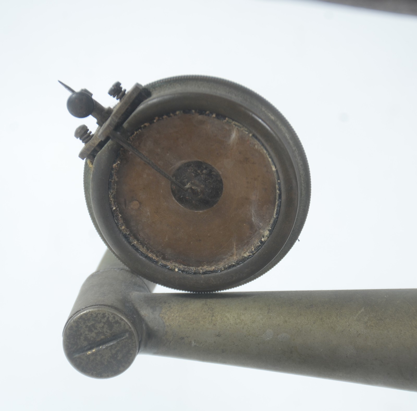 Antigo gramofone com caixa de madeira e metal. Com oxidações e... - foto 10 de 11