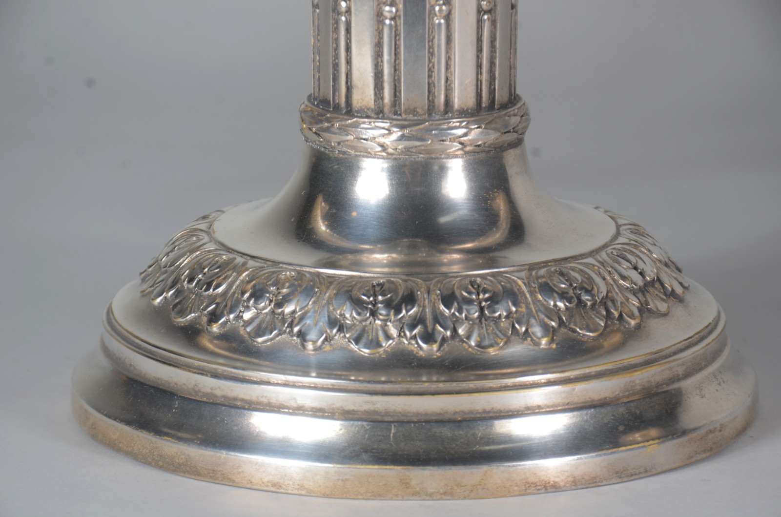 Base de fruteira de metal prateado com guirlandas e laçarotes em... - foto 7 de 10