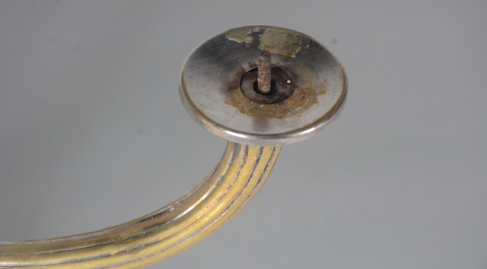 Base de fruteira de metal prateado com guirlandas e laçarotes em... - foto 8 de 10