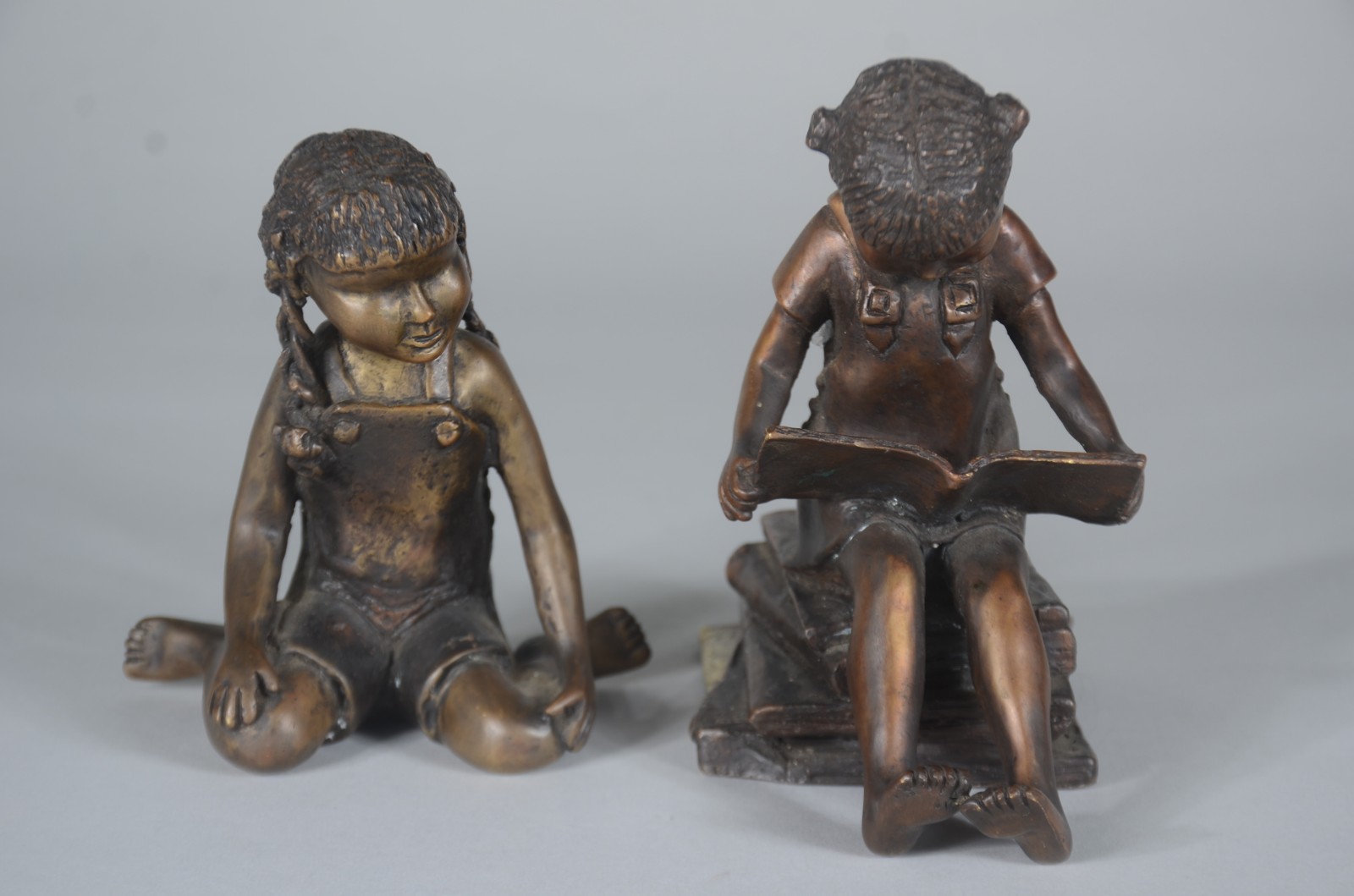 Duas esculturas de bronze representando meninas com livros, uma delas... - foto 2 de 6