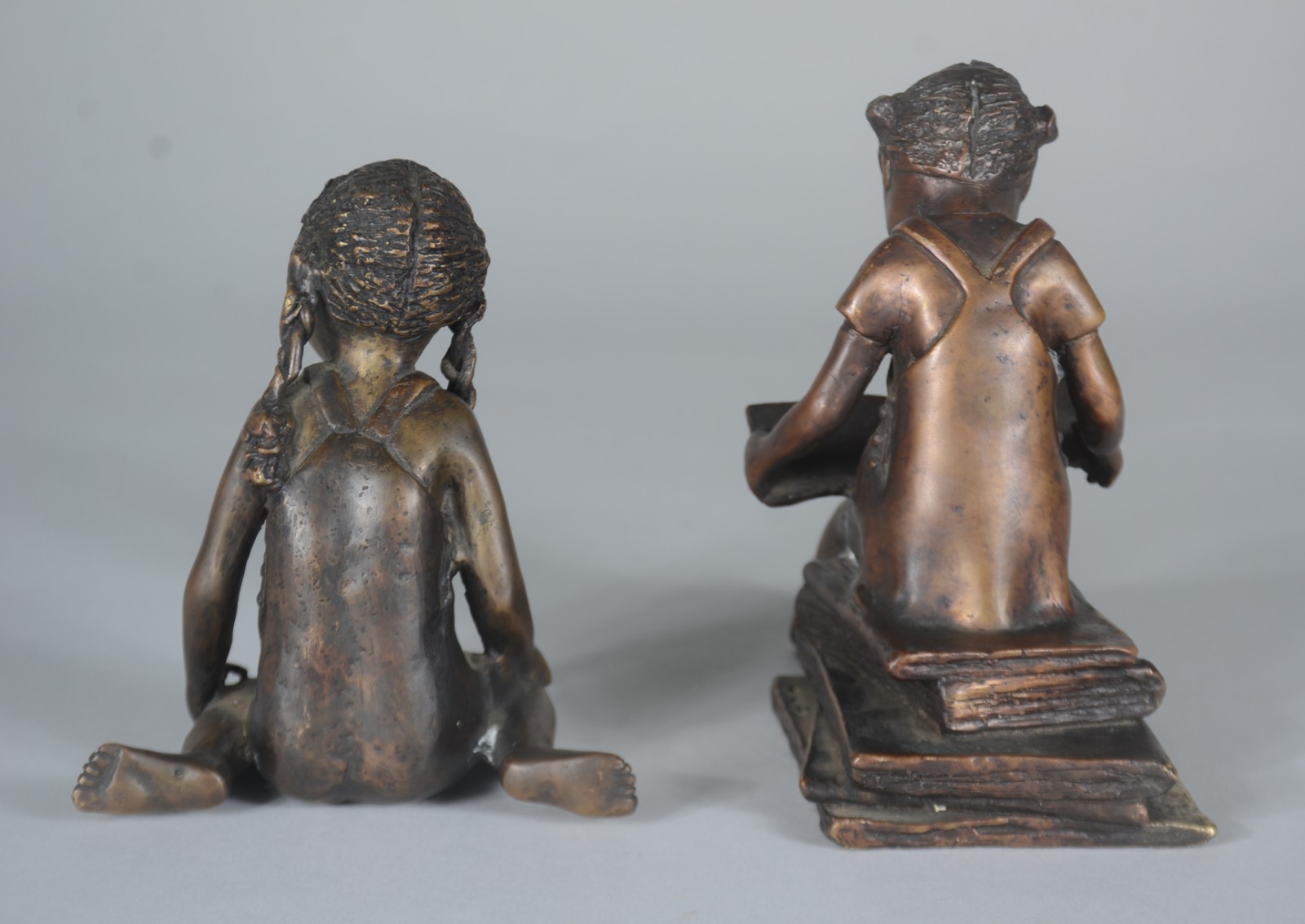 Duas esculturas de bronze representando meninas com livros, uma delas... - foto 4 de 6