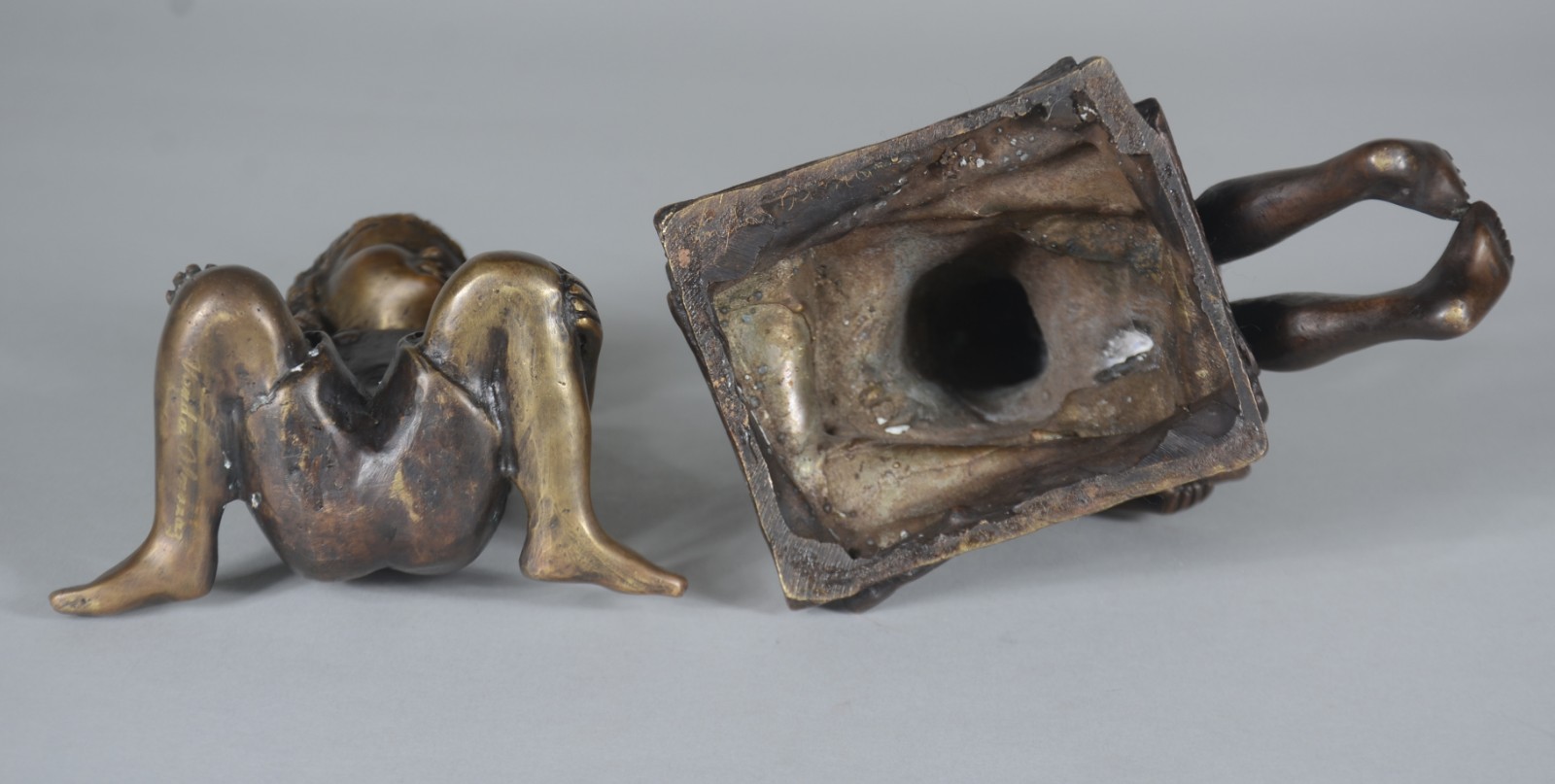 Duas esculturas de bronze representando meninas com livros, uma delas... - foto 5 de 6