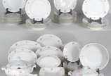 Aparelho para jantar de porcelana tcheca, branc... - Aparelho para jantar de porcelana tcheca, branca com flores em policromia e frisos dourados, composto de: 22 pratos rasos, 12 fundos, 12 pratos ...
