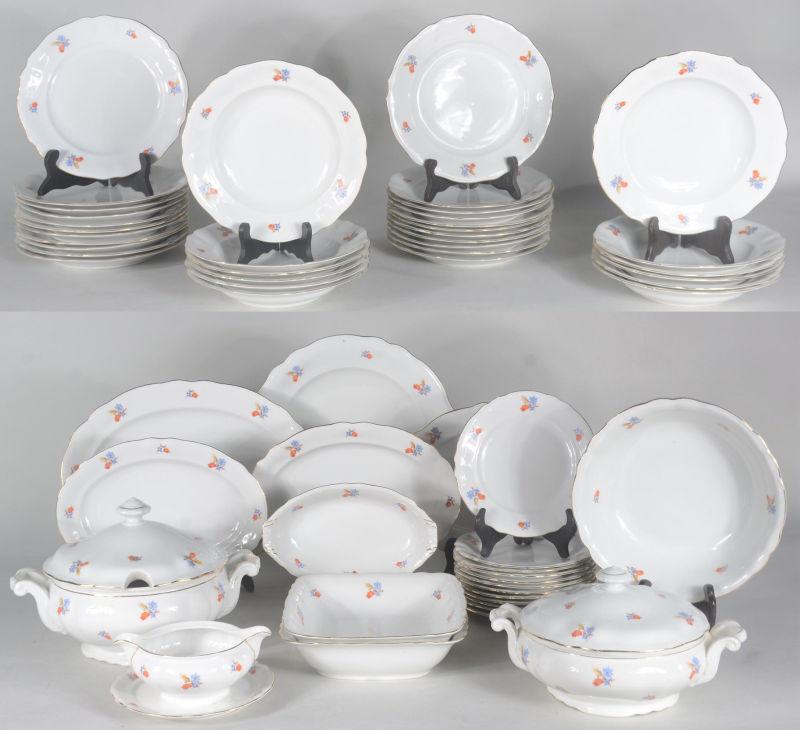 Aparelho para jantar de porcelana tcheca, branca com flores em... - foto 1 de 11