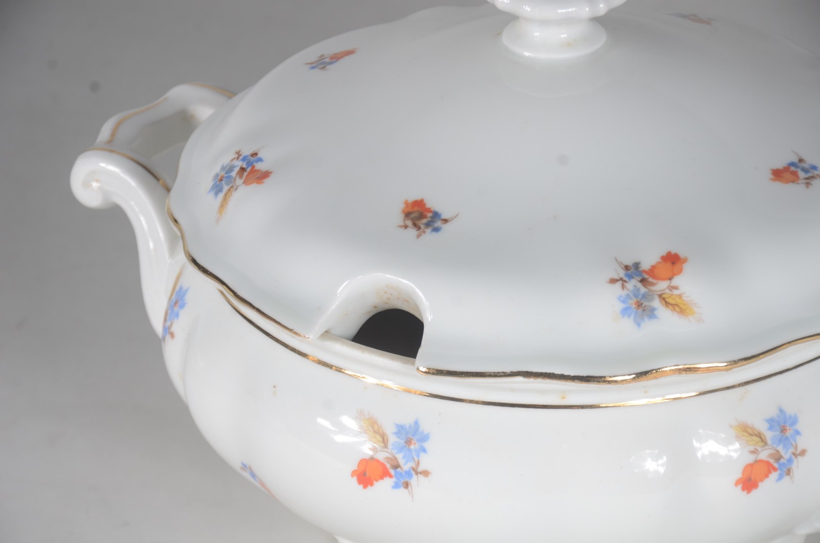 Aparelho para jantar de porcelana tcheca, branca com flores em... - foto 6 de 11
