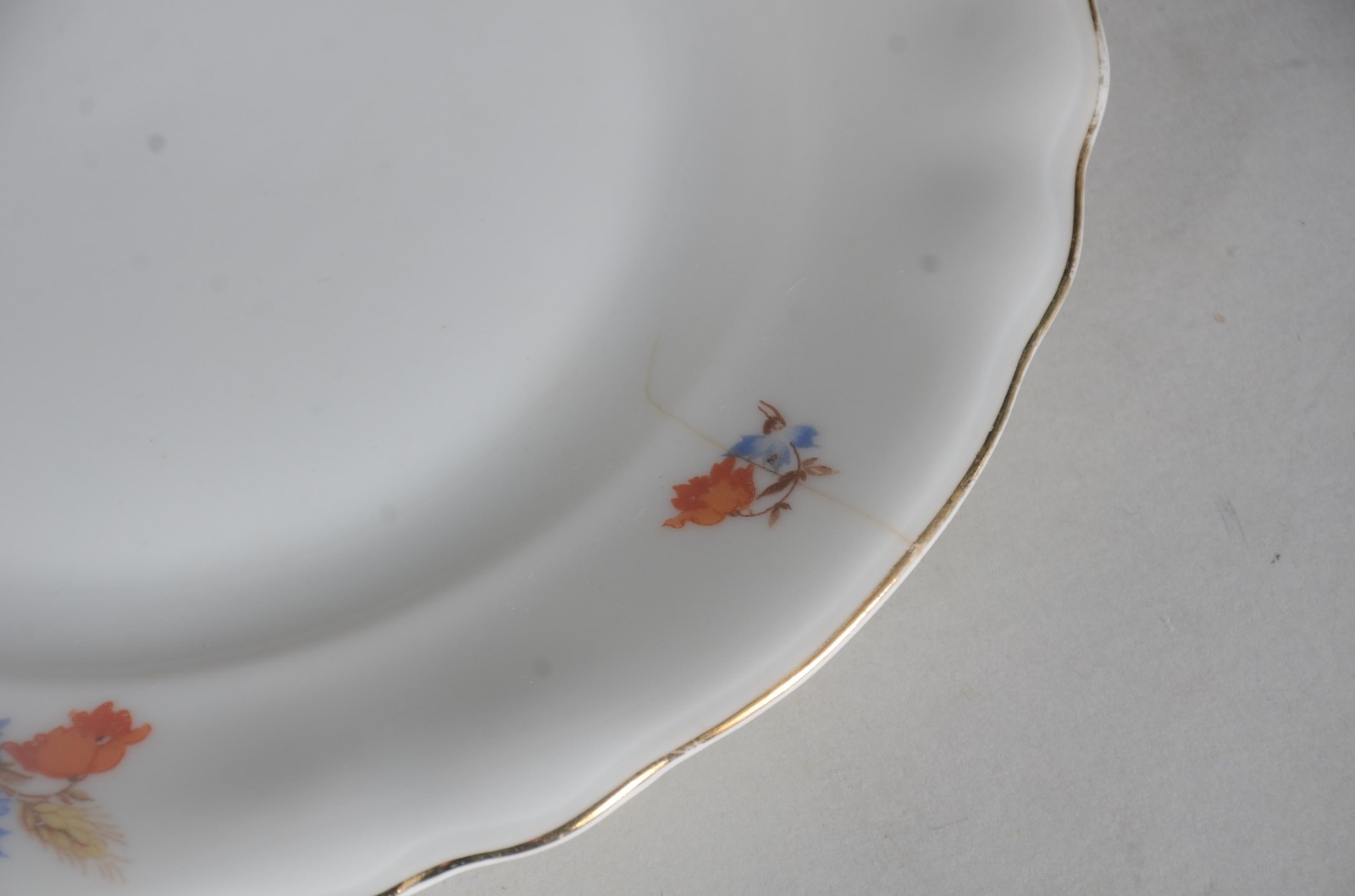 Aparelho para jantar de porcelana tcheca, branca com flores em... - foto 8 de 11