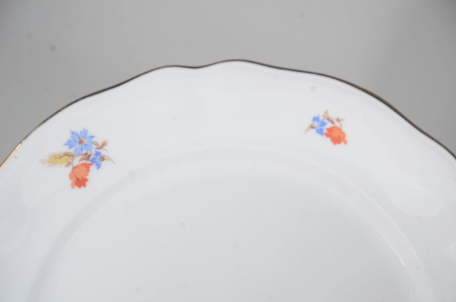Aparelho para jantar de porcelana tcheca, branca com flores em... - foto 10 de 11