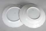Aparelho para jantar de porcelana tcheca, branc... - Aparelho para jantar de porcelana tcheca, branca com flores em policromia e frisos dourados, composto de: 22 pratos rasos, 12 fundos, 12 pratos ...