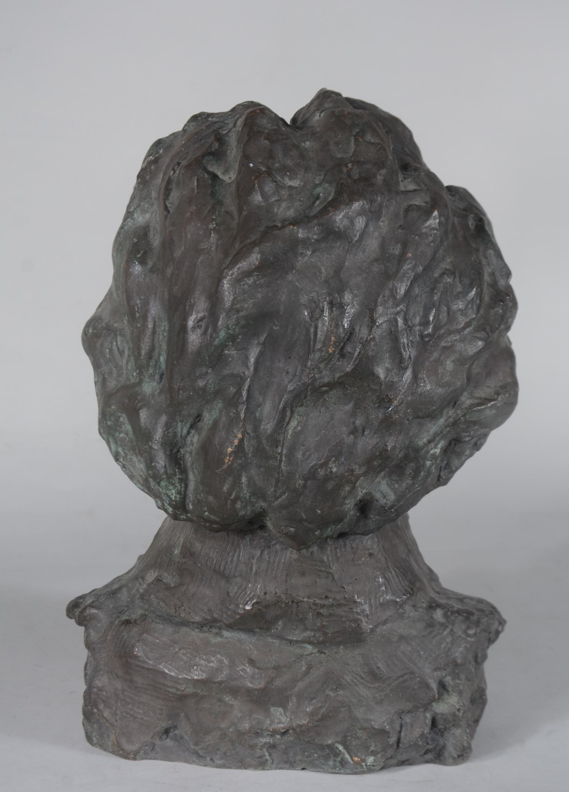 Busto masculino de bronze, assinado Irene. - foto 4 de 6