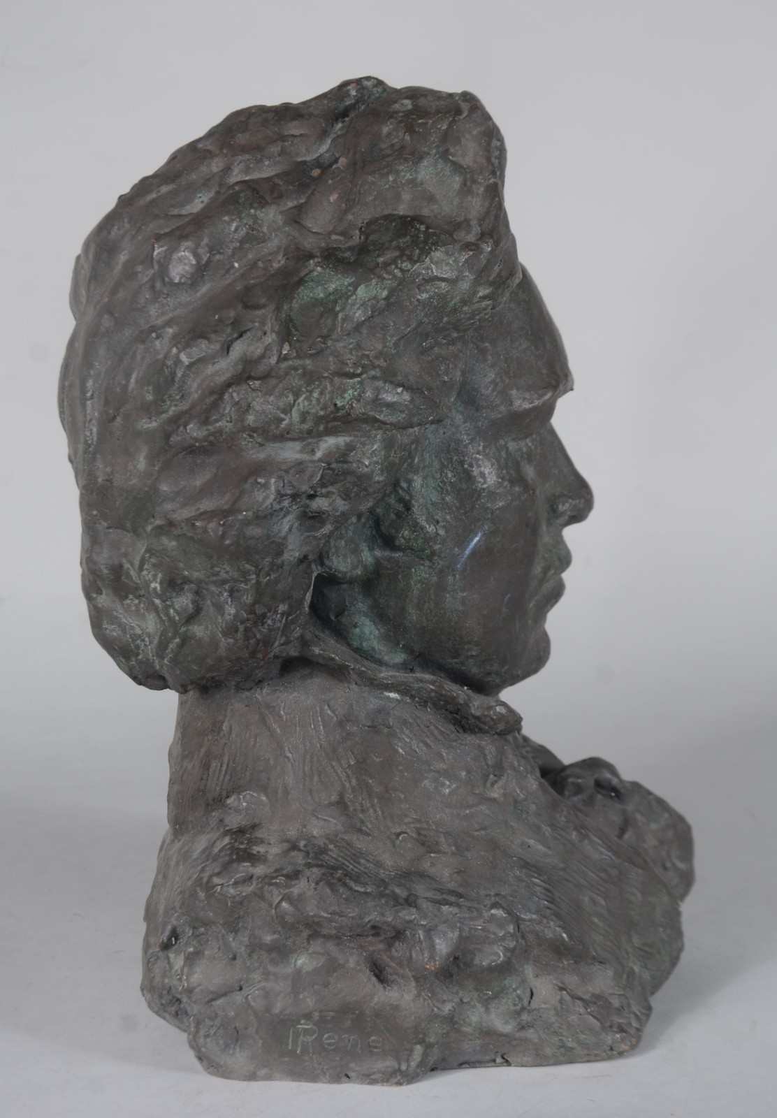 Busto masculino de bronze, assinado Irene. - foto 5 de 6