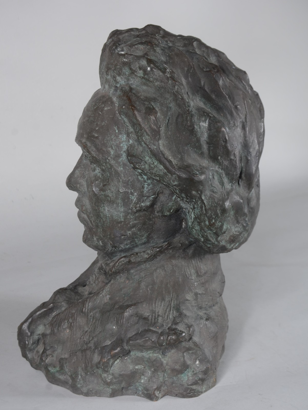 Busto masculino de bronze, assinado Irene. - foto 6 de 6
