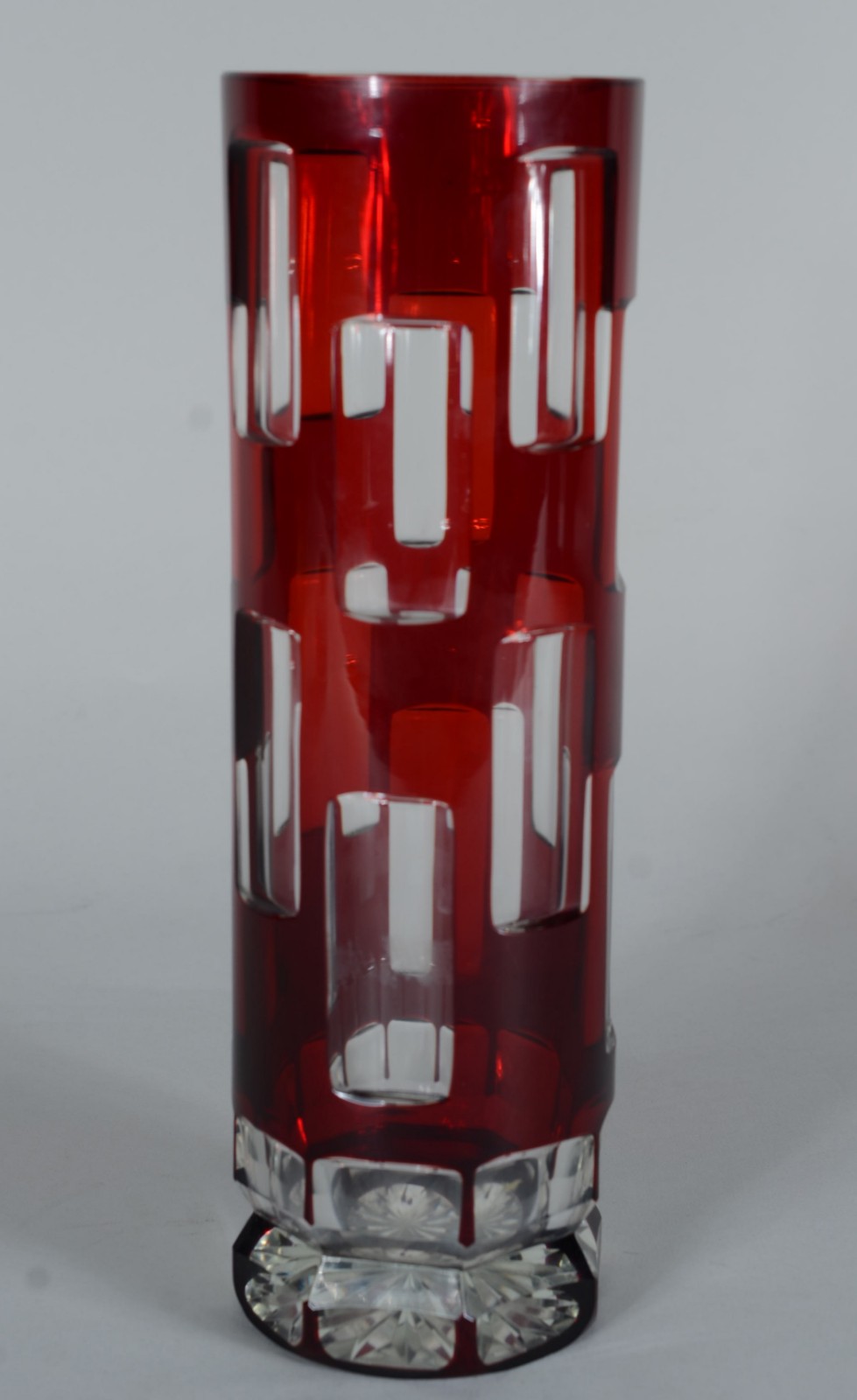 Vaso feitio cilíndrico de cristal europeu doublé rubi facetado. - foto 1 de 7