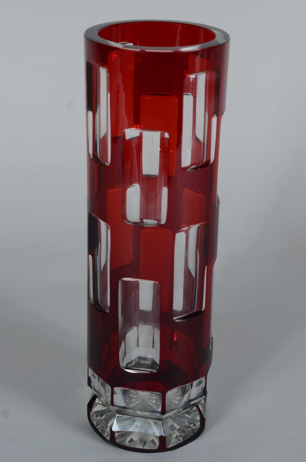 Vaso feitio cilíndrico de cristal europeu doublé rubi facetado. - foto 2 de 7