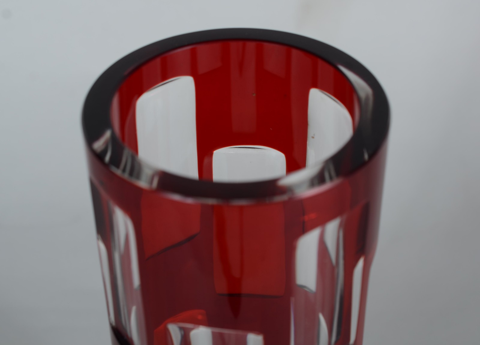 Vaso feitio cilíndrico de cristal europeu doublé rubi facetado. - foto 3 de 7