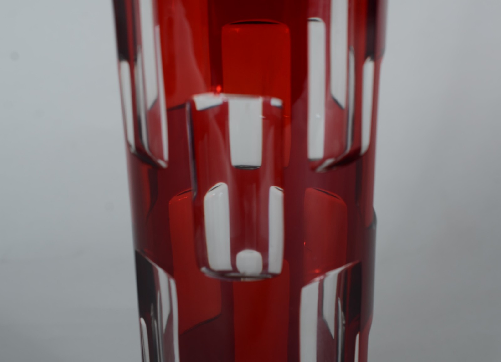 Vaso feitio cilíndrico de cristal europeu doublé rubi facetado. - foto 4 de 7
