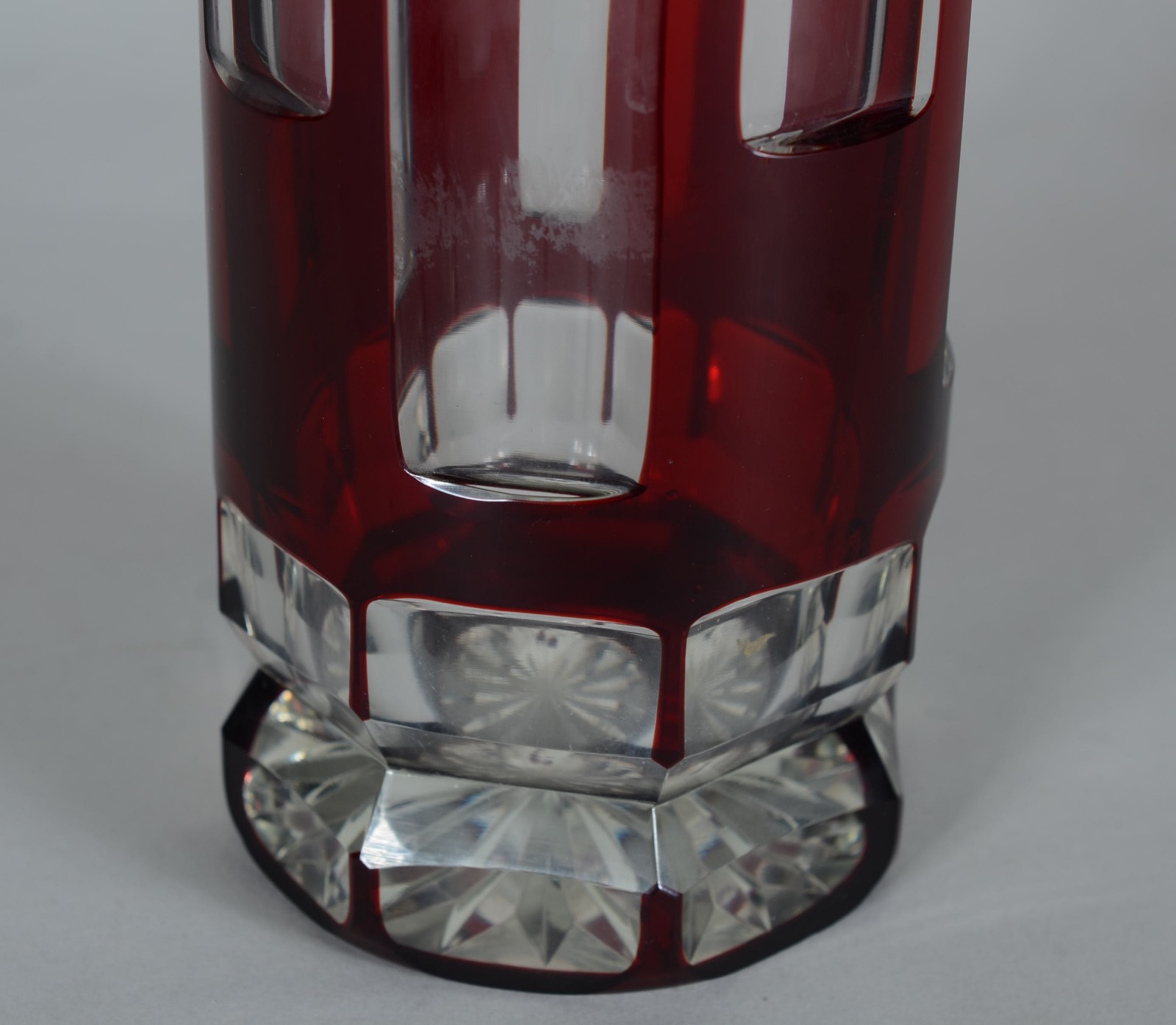 Vaso feitio cilíndrico de cristal europeu doublé rubi facetado. - foto 5 de 7