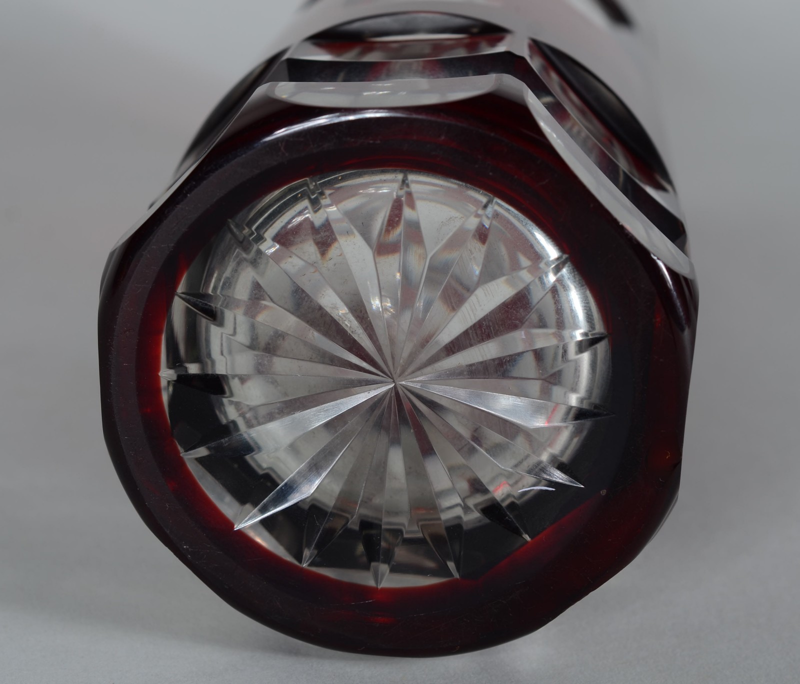 Vaso feitio cilíndrico de cristal europeu doublé rubi facetado. - foto 7 de 7