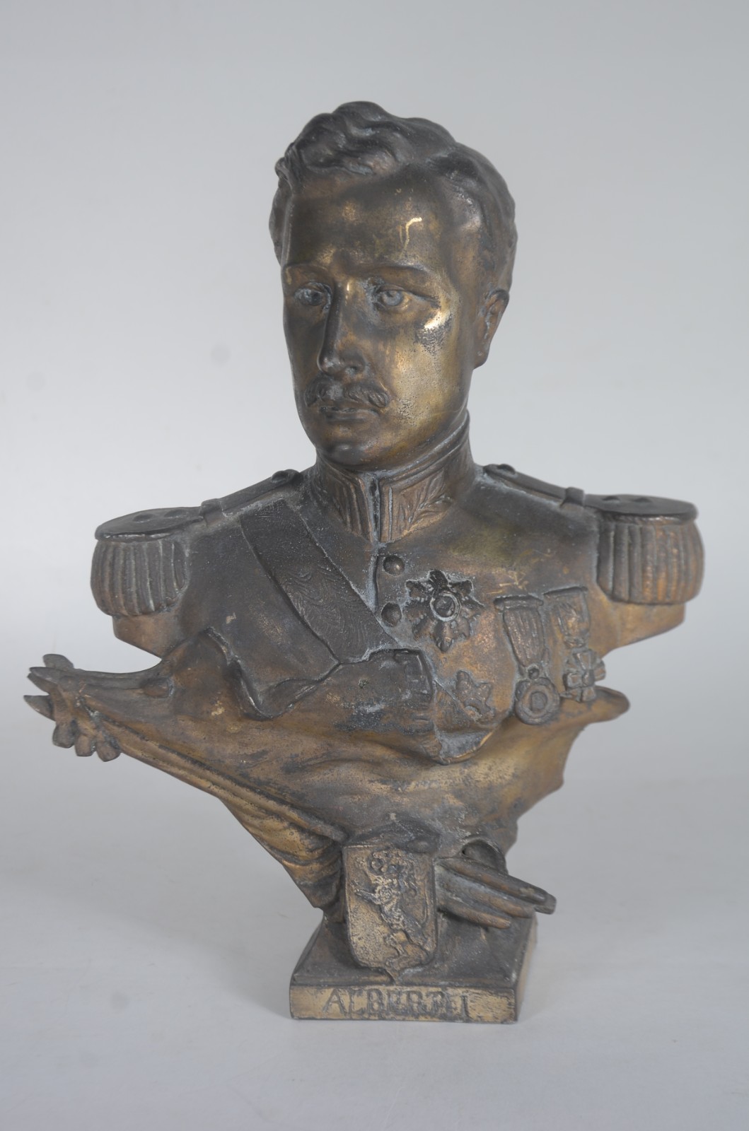 Busto de bronze representando figura do Rei da Bélgica "Albert I"... - foto 1 de 9