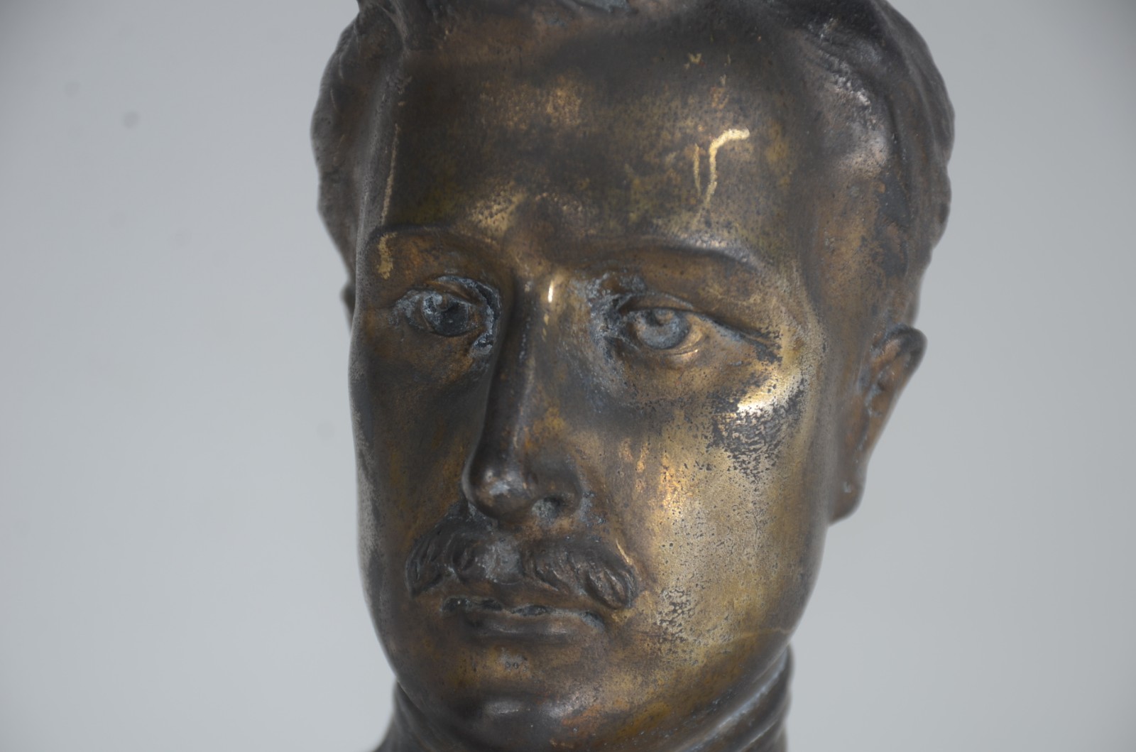 Busto de bronze representando figura do Rei da Bélgica "Albert I"... - foto 2 de 9