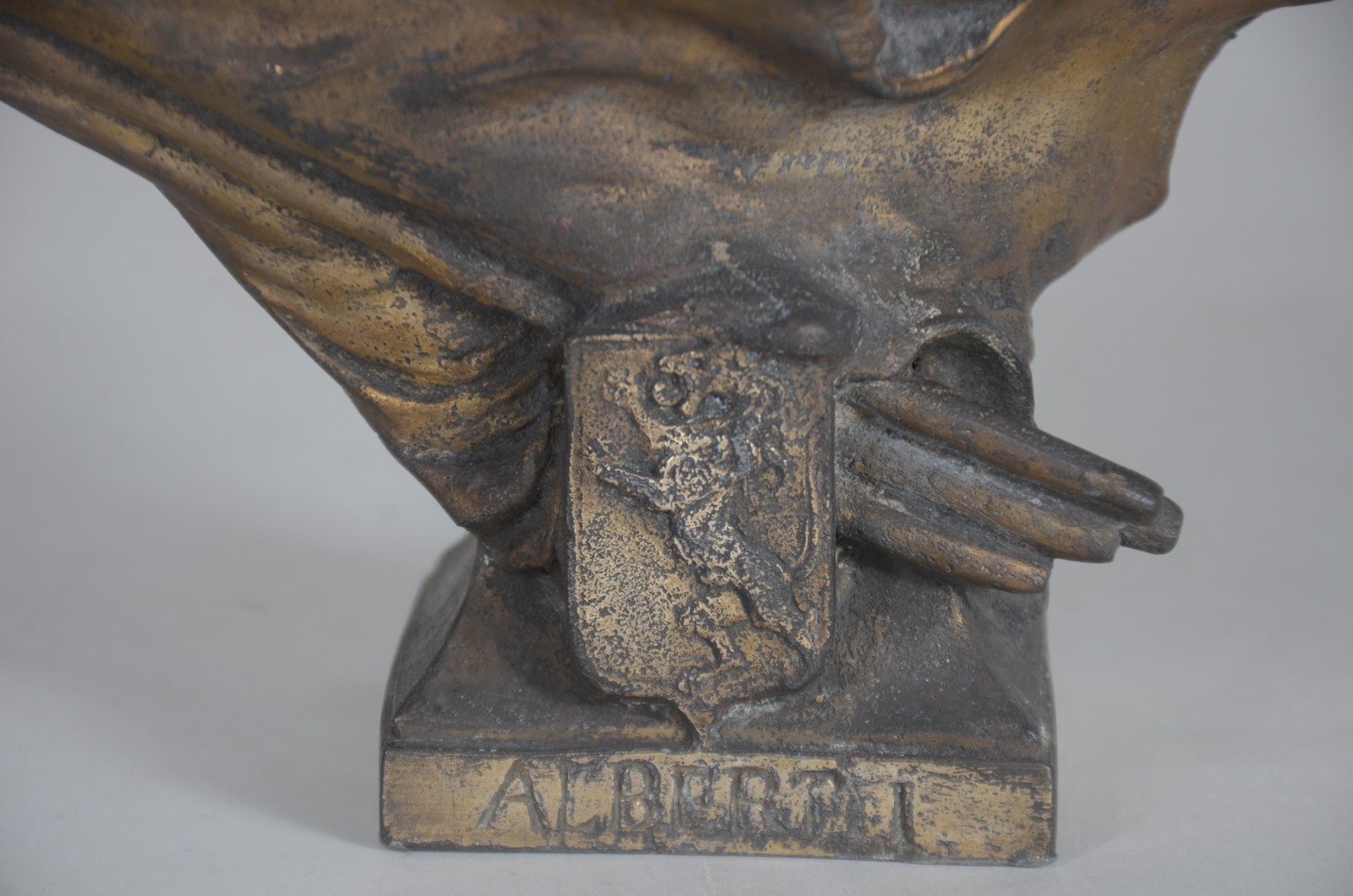 Busto de bronze representando figura do Rei da Bélgica "Albert I"... - foto 3 de 9