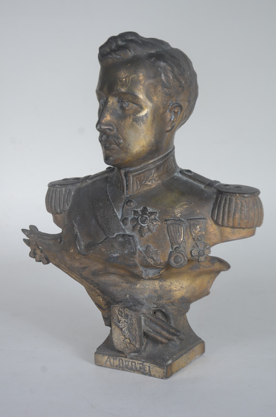Busto de bronze representando figura do Rei da Bélgica "Albert I"... - foto 4 de 9