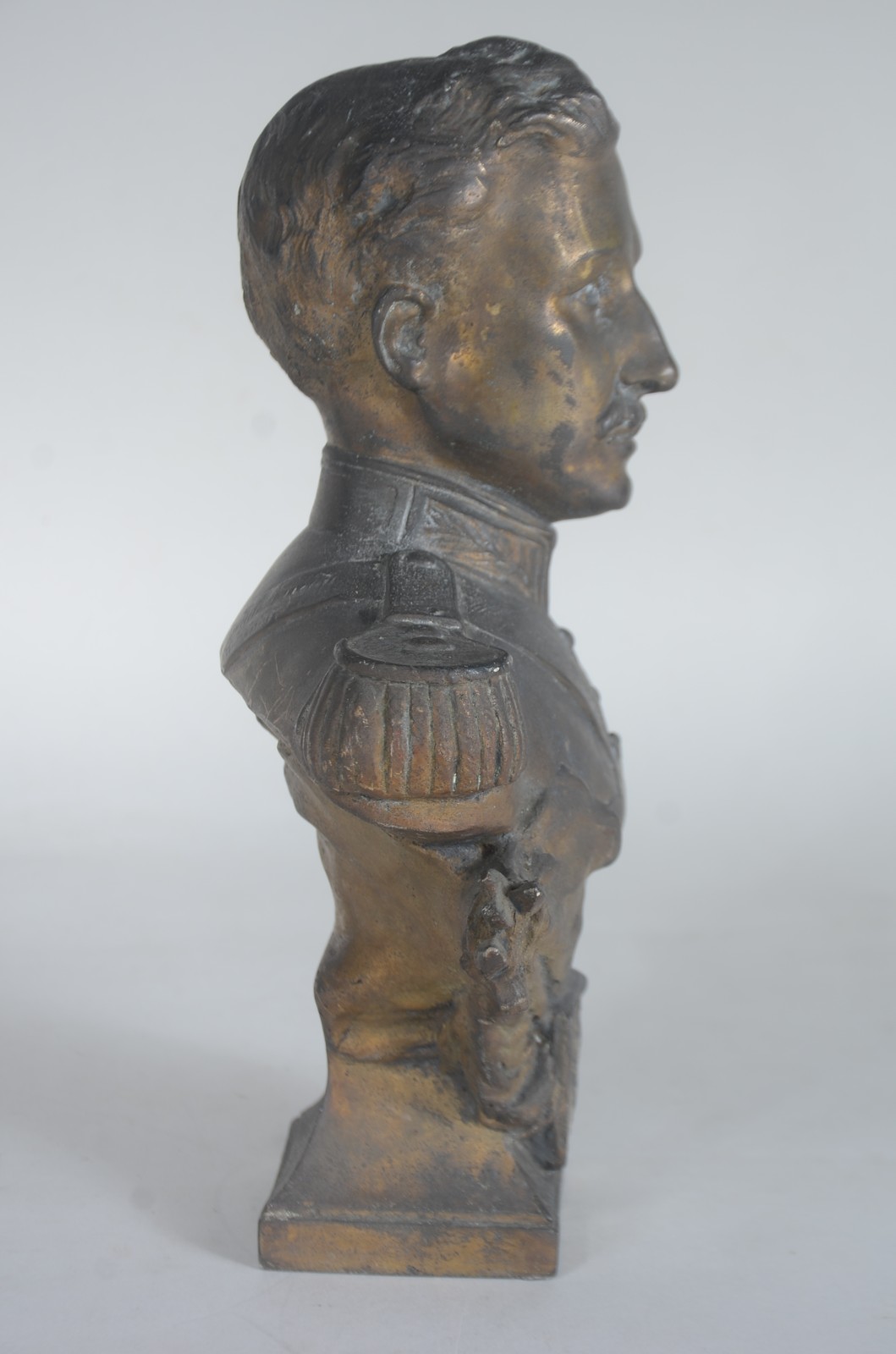 Busto de bronze representando figura do Rei da Bélgica "Albert I"... - foto 6 de 9