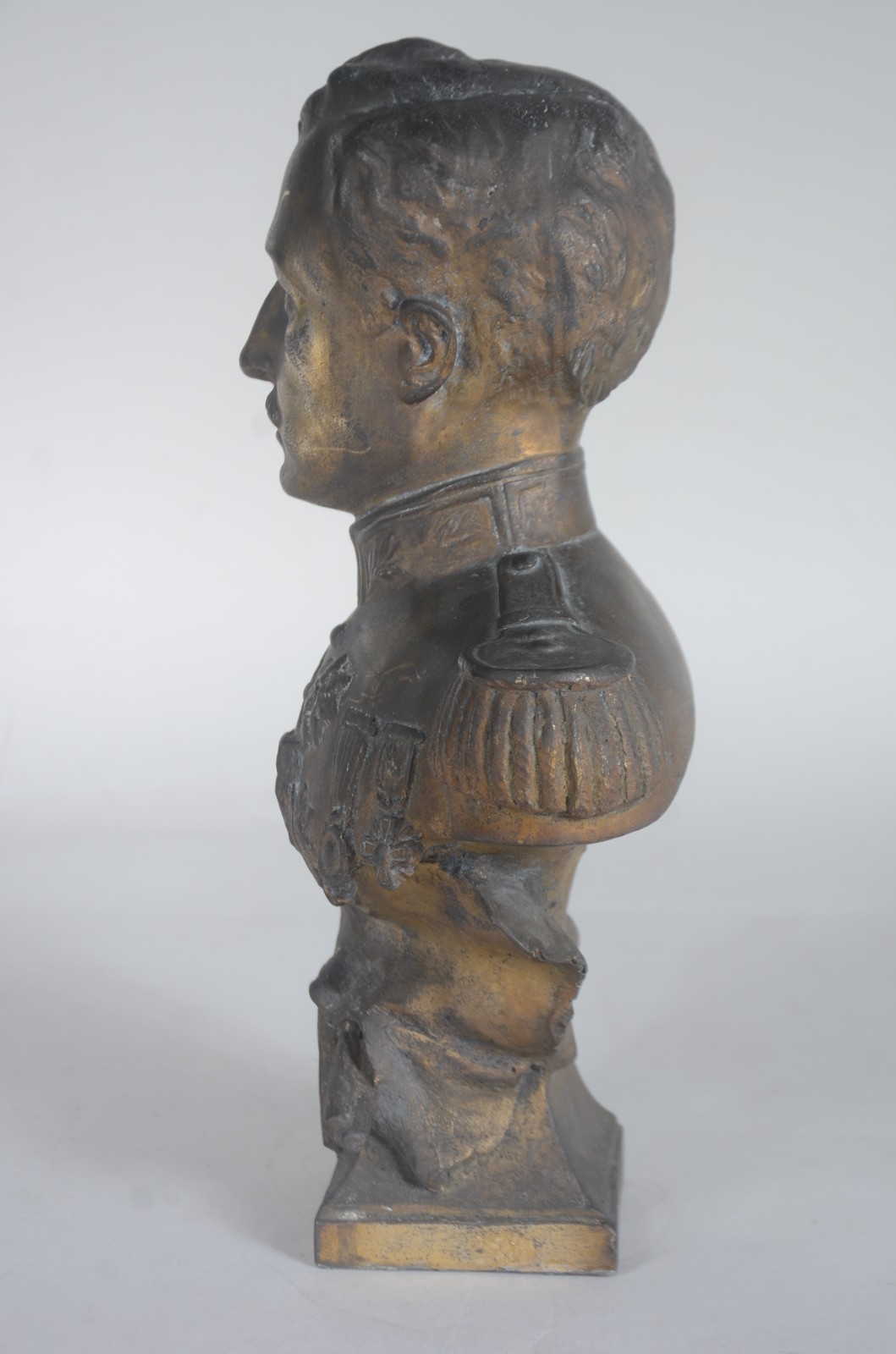 Busto de bronze representando figura do Rei da Bélgica "Albert I"... - foto 7 de 9