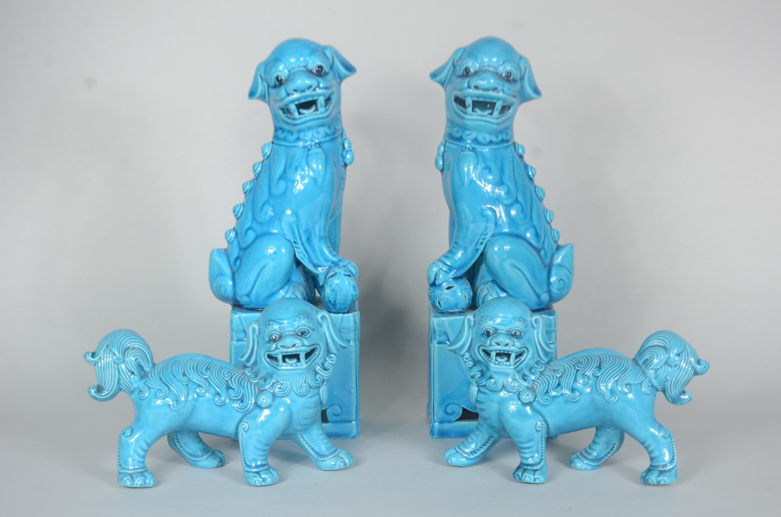 Quatro esculturas de cerâmica azul turquesa representando cães de Fó. - foto 1 de 10