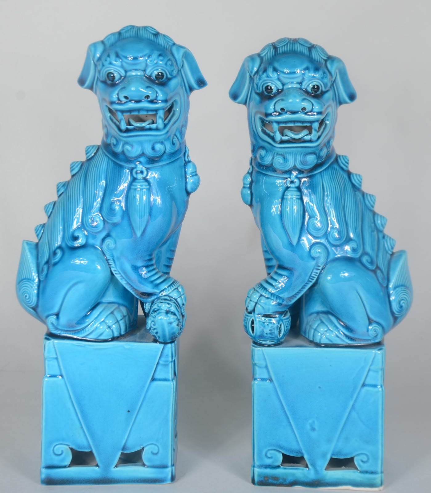 Par de esculturas de cerâmica azul turquesa representando cães de fó. - foto 1 de 7