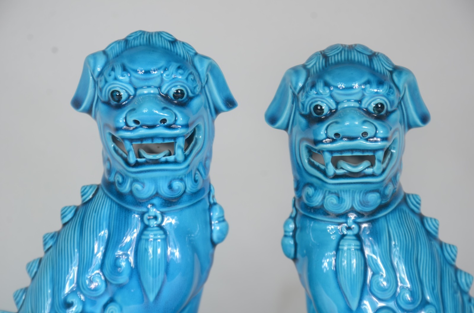 Par de esculturas de cerâmica azul turquesa representando cães de fó. - foto 2 de 7