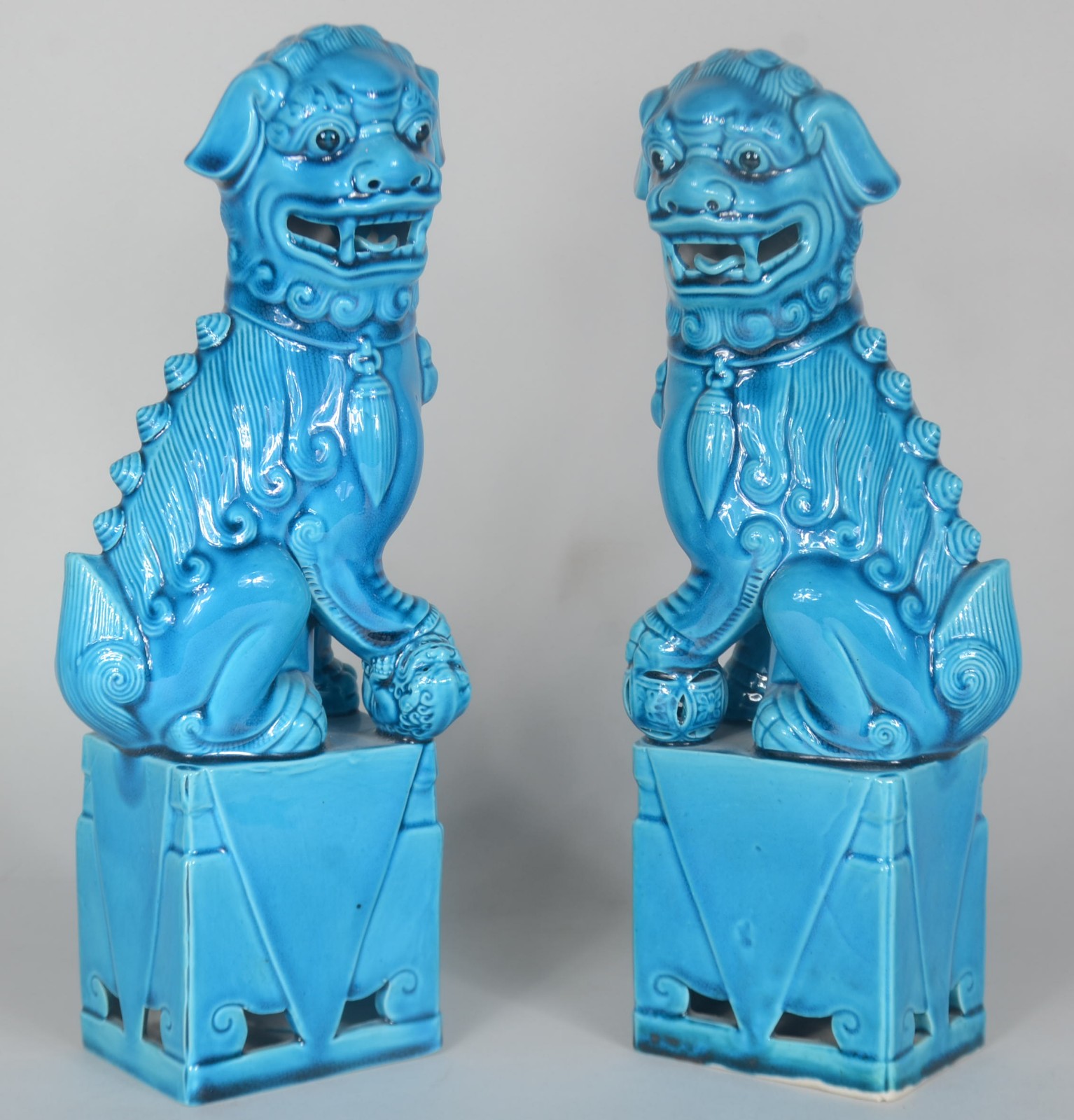 Par de esculturas de cerâmica azul turquesa representando cães de fó. - foto 3 de 7