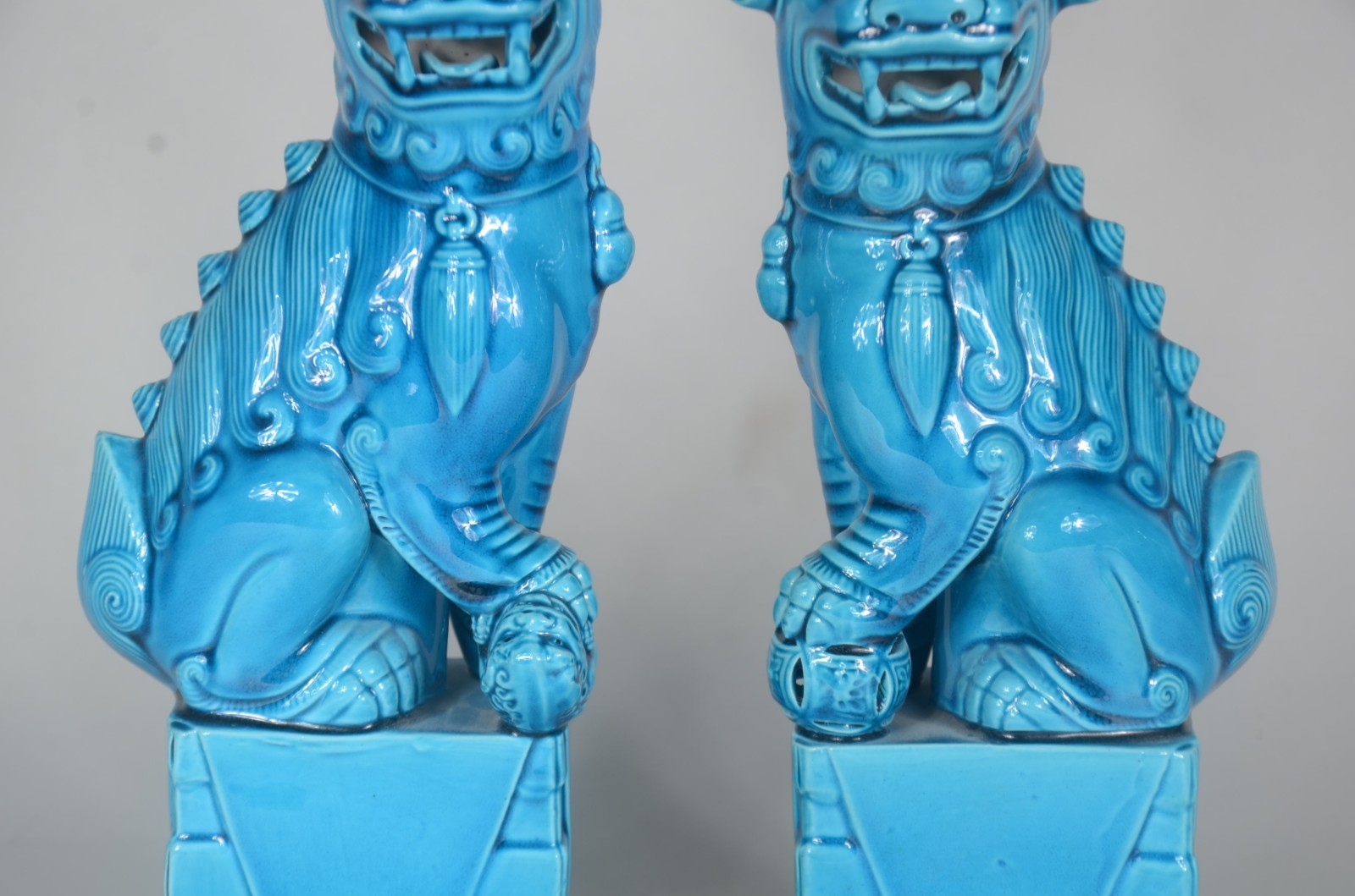 Par de esculturas de cerâmica azul turquesa representando cães de fó. - foto 4 de 7
