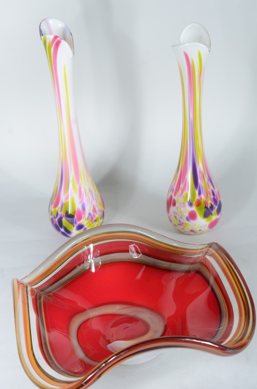Três peças de vidro decorativo, sendo: par de vasos solifleurs com... - foto 2 de 5