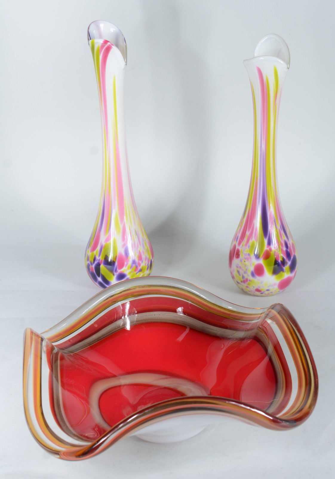 Três peças de vidro decorativo, sendo: par de vasos solifleurs com... - foto 3 de 5