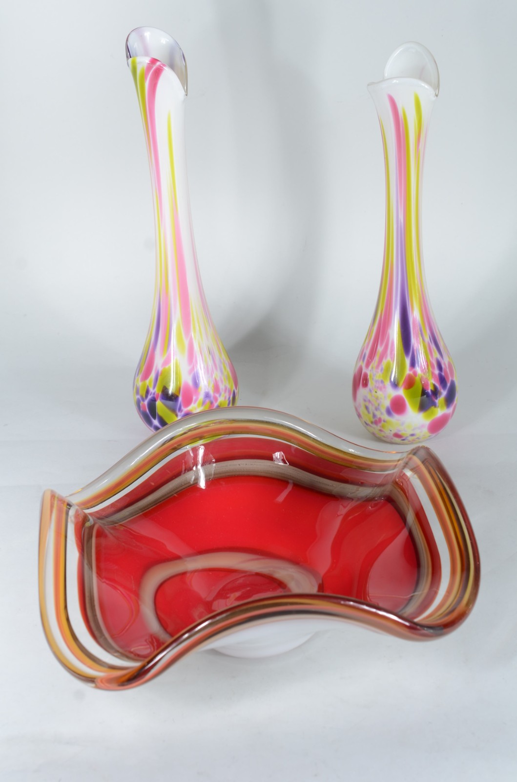 Três peças de vidro decorativo, sendo: par de vasos solifleurs com... - foto 4 de 5
