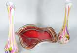 Três peças de vidro decorativo, sendo: par de v... - Três peças de vidro decorativo, sendo: par de vasos solifleurs com listras coloridas e centro de mesa vermelho com borda feitio babado.