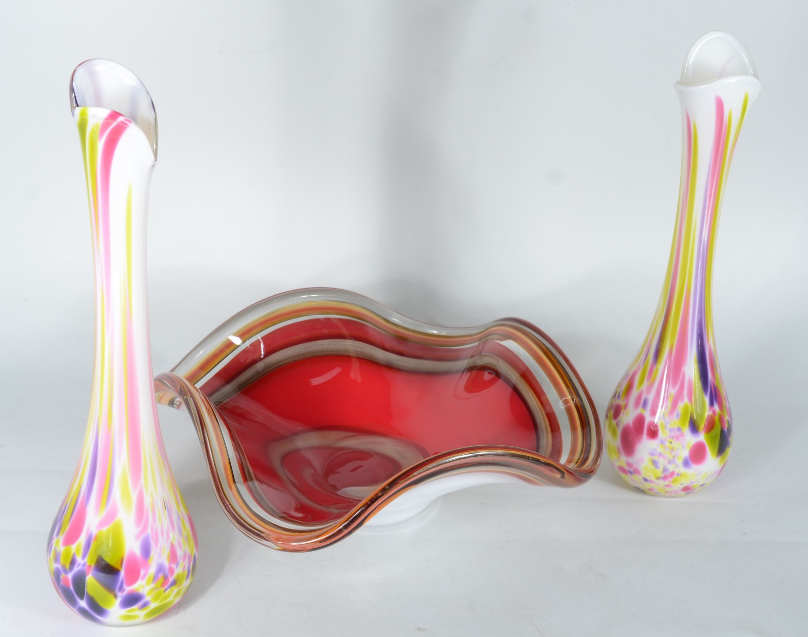 Três peças de vidro decorativo, sendo: par de vasos solifleurs com... - foto 5 de 5