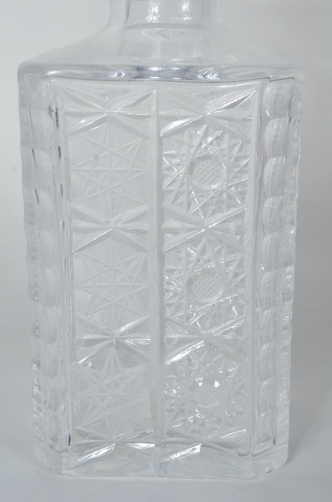 Garrafa de cristal europeu lapidada, feitio quadrangular. - foto 4 de 8