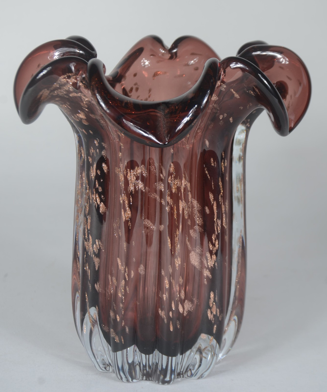 Vaso de vidro decorativo marrom com pó de ouro, trabalhado em gomos... - foto 1 de 6
