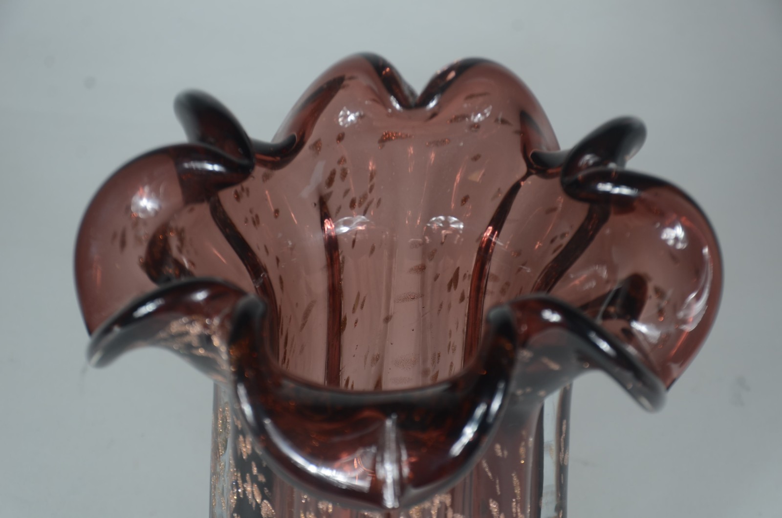 Vaso de vidro decorativo marrom com pó de ouro, trabalhado em gomos... - foto 3 de 6