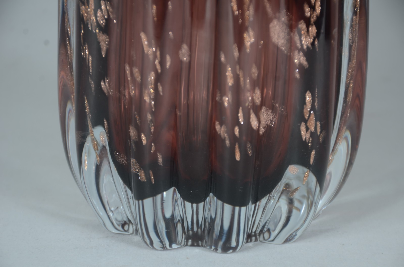 Vaso de vidro decorativo marrom com pó de ouro, trabalhado em gomos... - foto 4 de 6