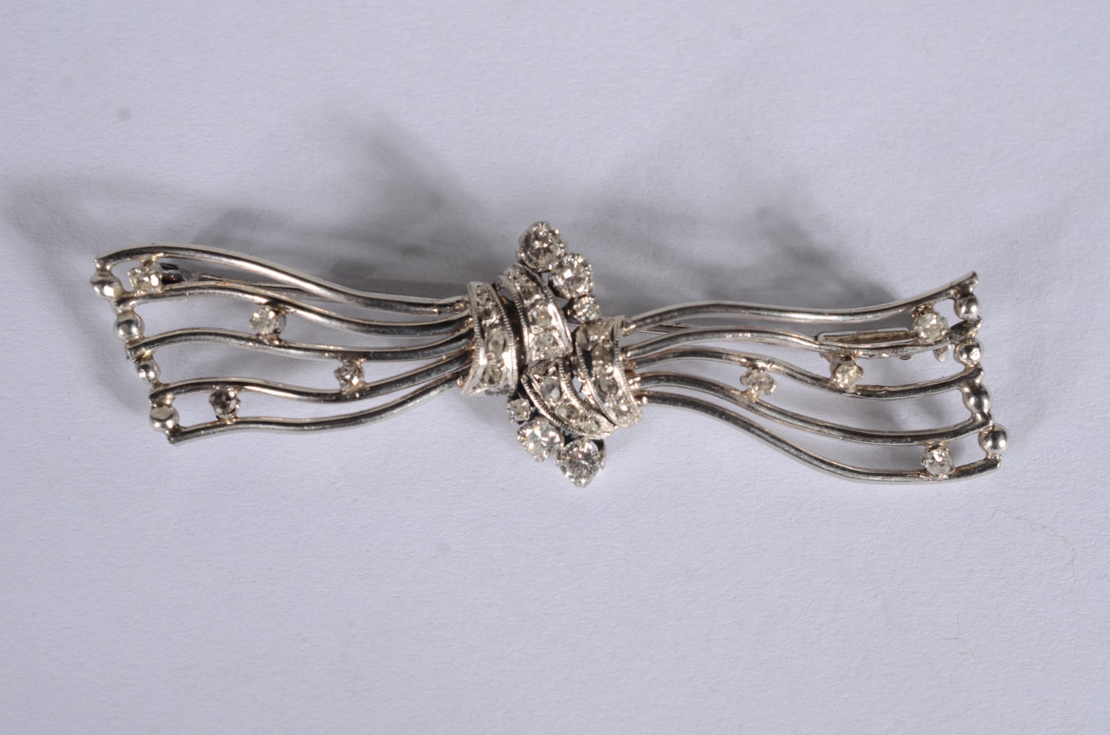 Broche de ouro branco com brilhantes. (Por motivos de segurança a... - foto 1 de 6