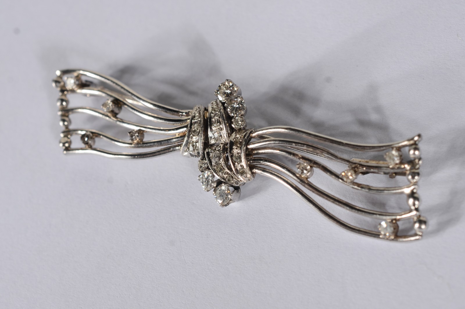 Broche de ouro branco com brilhantes. (Por motivos de segurança a... - foto 2 de 6