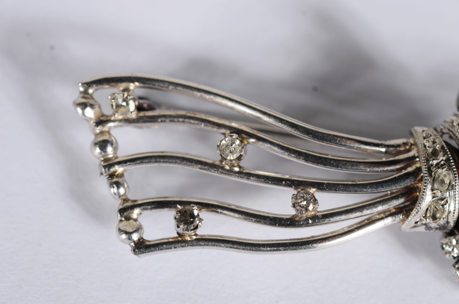 Broche de ouro branco com brilhantes. (Por motivos de segurança a... - foto 3 de 6