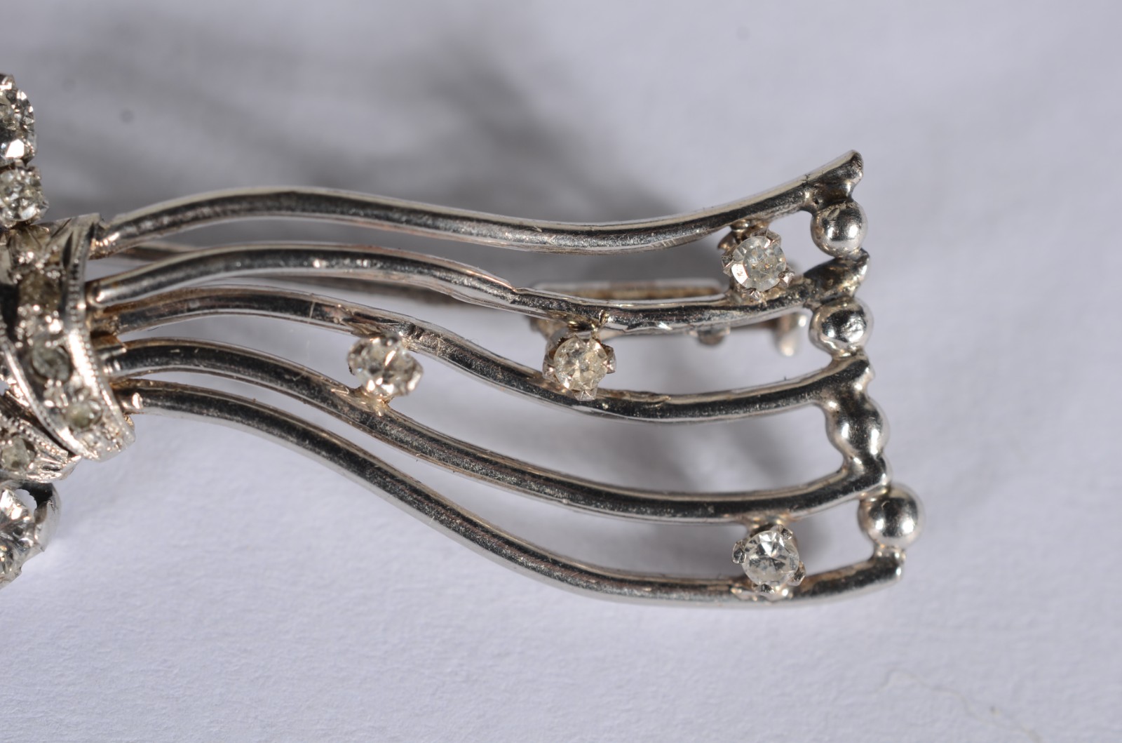 Broche de ouro branco com brilhantes. (Por motivos de segurança a... - foto 4 de 6