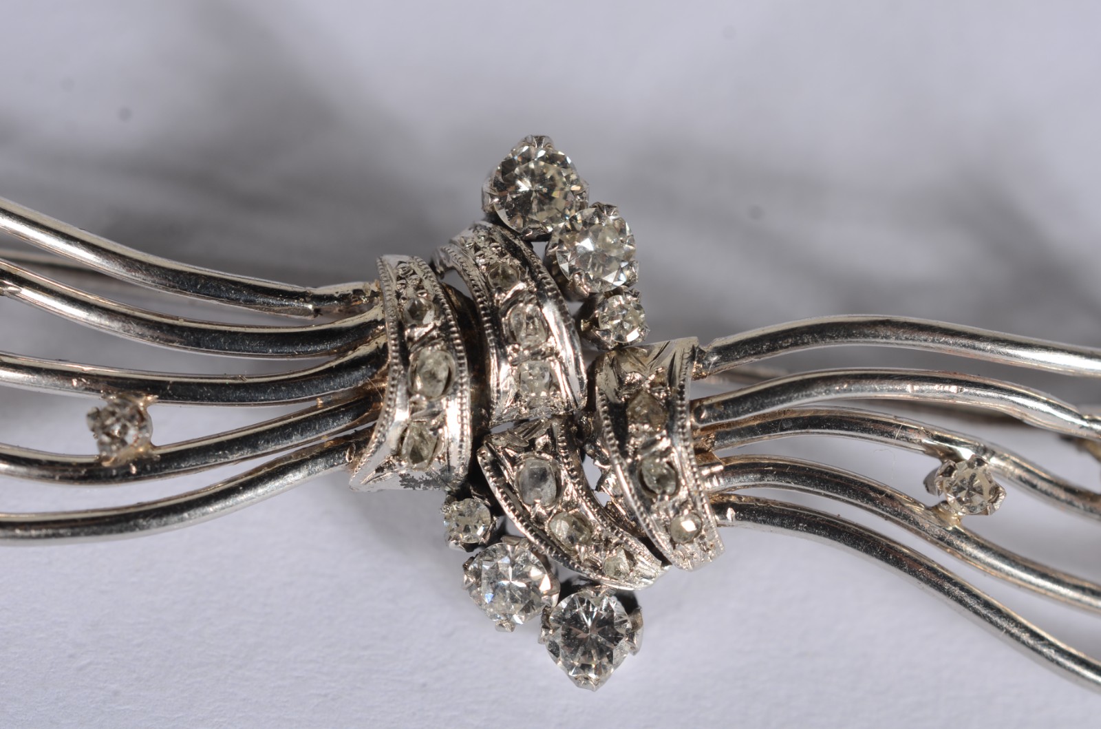 Broche de ouro branco com brilhantes. (Por motivos de segurança a... - foto 5 de 6