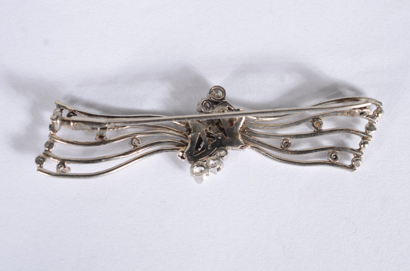Broche de ouro branco com brilhantes. (Por motivos de segurança a... - foto 6 de 6